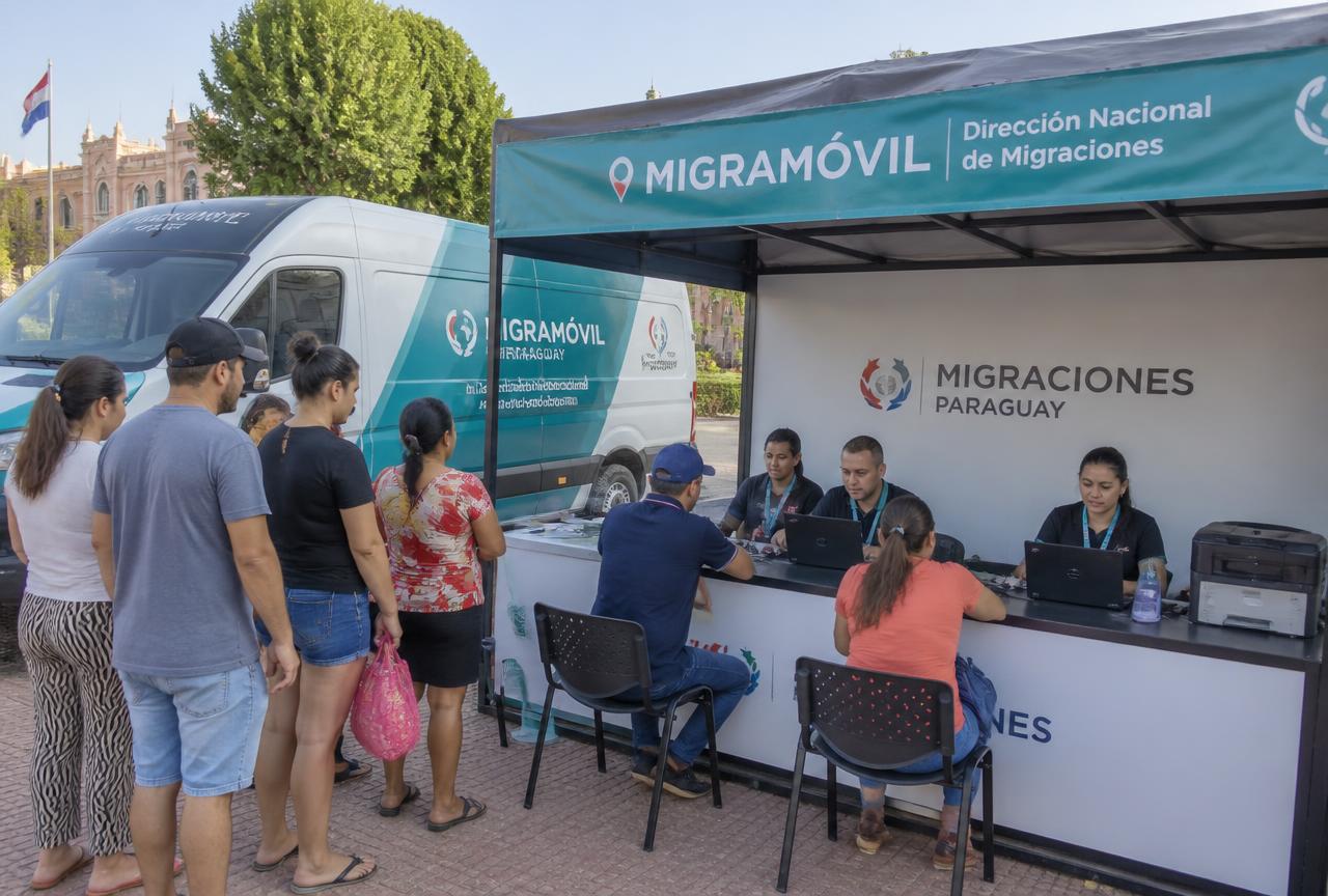 Atendimento do MigraMóvil em praça pública no Paraguai